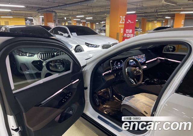 BMW 5-Series 520i — пробег 1 км — фото 4 из 5