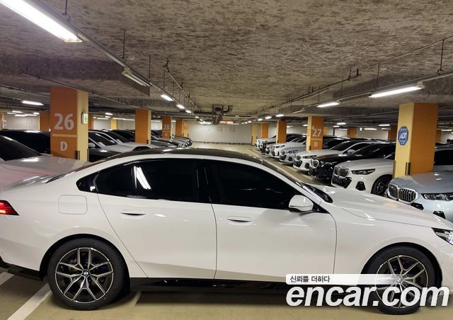 BMW 5-Series 520i — пробег 1 км — фото 5 из 5