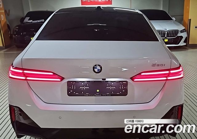 BMW 5-Series 520i — пробег 1 км — фото 3 из 5