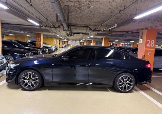 BMW 5-Series 520i — пробег 1 км — фото 3 из 5