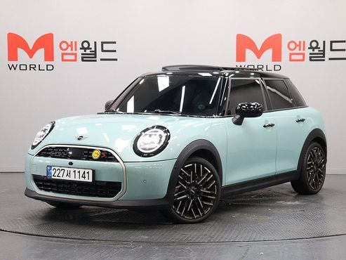 Mini Cooper 5 Door Favoured — пробег 14 000 км — фото 1 из 5