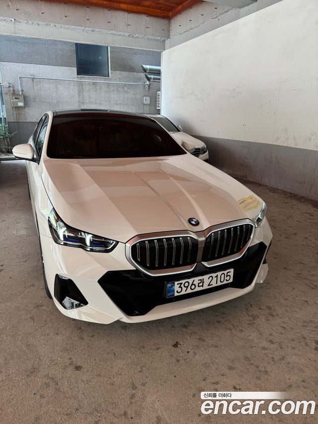 BMW 5-Series 520i M Sport — пробег 8 600 км — фото 1 из 5
