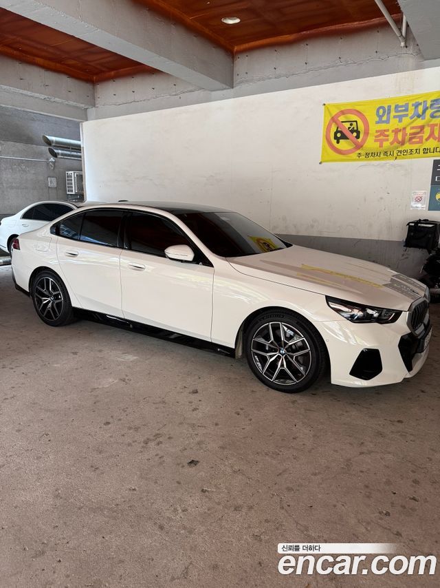 BMW 5-Series 520i M Sport — пробег 8 600 км — фото 2 из 5
