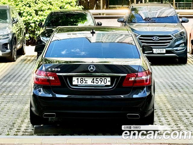 Mercedes-Benz E-Class E300 Avantgarde Sports Package — пробег 204 000 км — фото 4 из 5