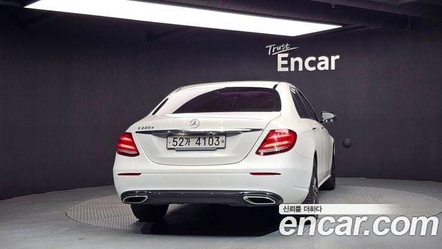 Mercedes-Benz E-Class E220d Avantgarde — пробег 163 233 км — фото 4 из 5