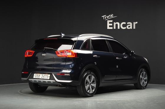 Kia Niro Prestige — пробег 67 339 км — фото 2 из 5