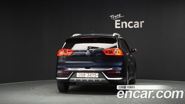 Kia Niro Prestige — пробег 67 339 км — фото 4 из 5