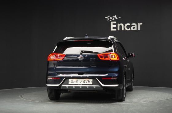 Kia Niro Prestige — пробег 67 339 км — фото 4 из 5