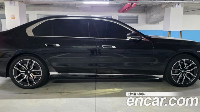 BMW i7 eDrive 50 M Sport — пробег 10 298 км — фото 3 из 5