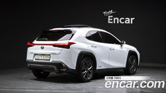 Lexus UX 2.0 F-Sport 2WD — пробег 37 623 км — фото 2 из 5