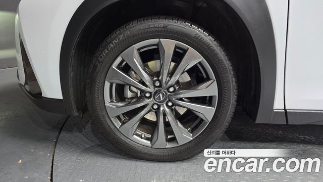 Lexus UX 2.0 F-Sport 2WD — пробег 37 623 км — фото 5 из 5