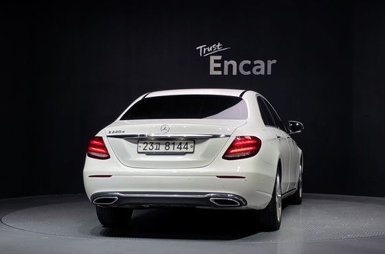 Mercedes-Benz E-Class E220d Avantgarde — пробег 161 368 км — фото 4 из 5