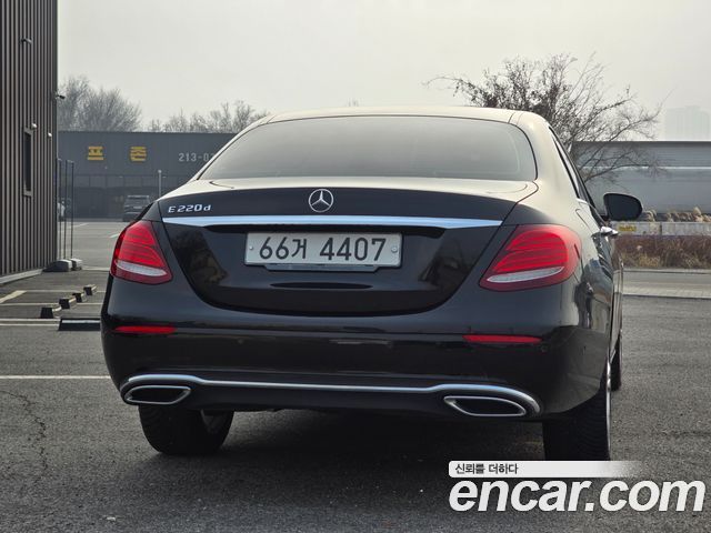 Mercedes-Benz E-Class E220d Avantgarde — пробег 70 000 км — фото 2 из 5