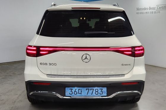 Mercedes-Benz EQB EQB300 4MATIC AMG Line — пробег 7 046 км — фото 4 из 5