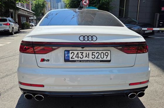 Audi S8 4.0 TFSI Quattro LWB — пробег 17 932 км — фото 4 из 5
