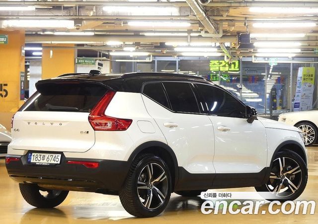 Volvo XC40 B4 R-Design — пробег 69 400 км — фото 3 из 5