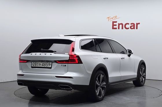 Volvo V60 T5 Pro AWD — пробег 48 792 км — фото 2 из 5