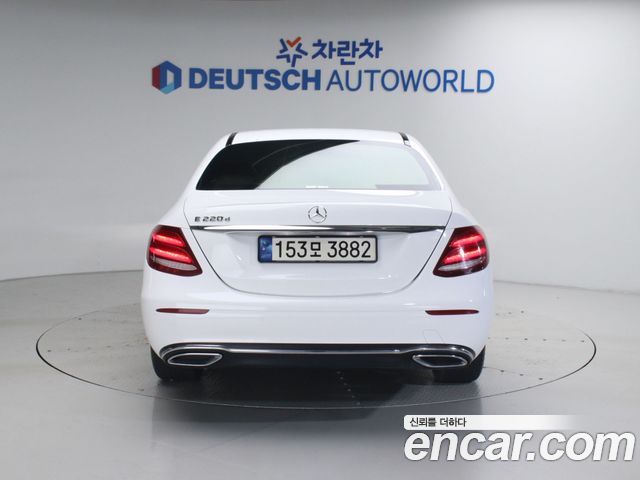 Mercedes-Benz E-Class E220d Avantgarde — пробег 67 482 км — фото 4 из 5