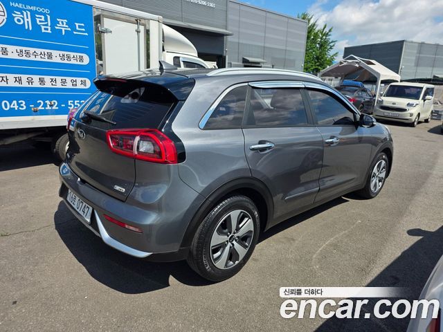 Kia Niro Prestige — пробег 76 650 км — фото 4 из 5