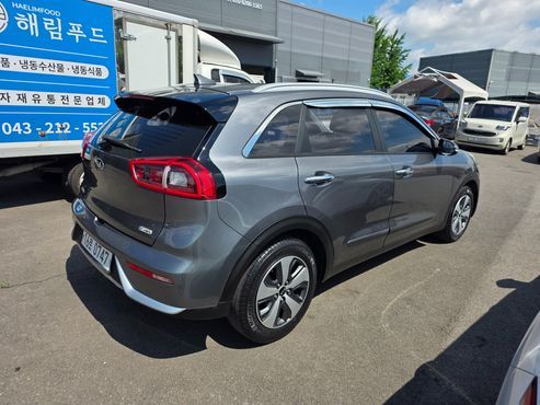 Kia Niro Prestige — пробег 76 650 км — фото 4 из 5