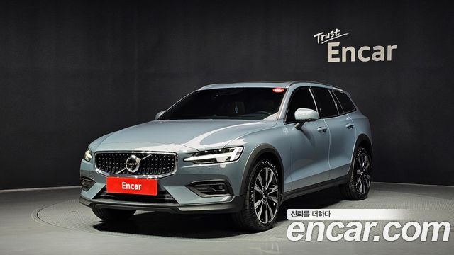 Volvo V60 B5 Pro AWD — пробег 27 803 км — фото 1 из 5