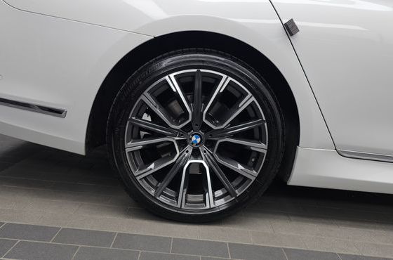 BMW 7-Series 740Li xDrive M Sport Package — пробег 173 886 км — фото 5 из 5
