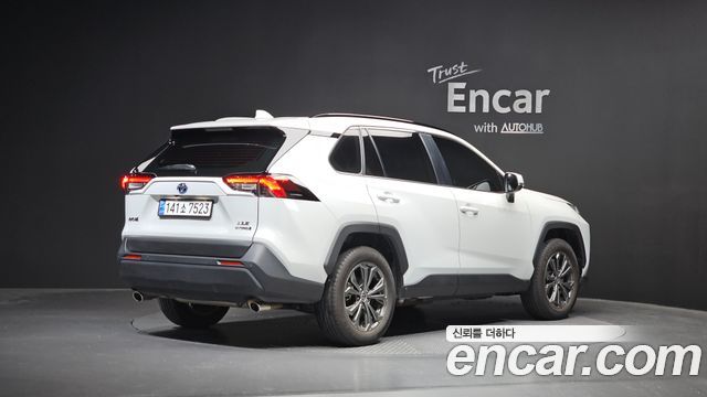 Toyota RAV4 2.5 2WD Hybrid XLE — пробег 17 562 км — фото 2 из 5
