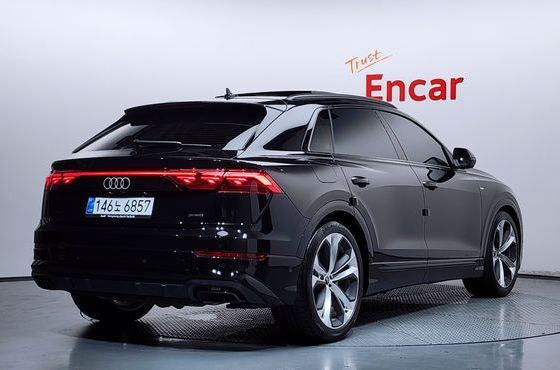 Audi Q8 55 TFSI Quattro Premium — пробег 8 010 км — фото 2 из 5