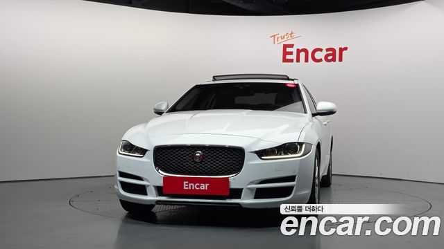 Jaguar XE 20t Prestige — пробег 131 800 км — фото 3 из 5