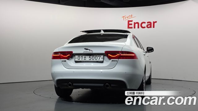 Jaguar XE 20t Prestige — пробег 131 800 км — фото 4 из 5