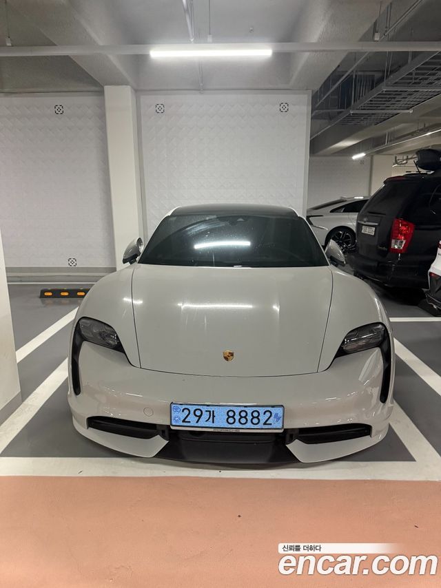 Porsche Taycan Turbo — пробег 18 000 км — фото 1 из 5
