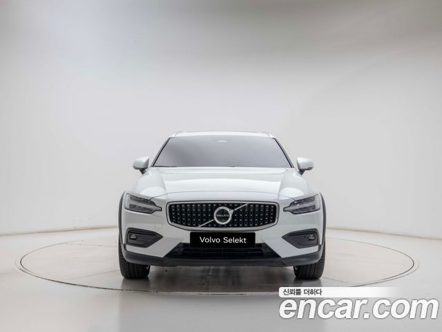 Volvo V60 B5 Ultra AWD — пробег 4 764 км — фото 3 из 5