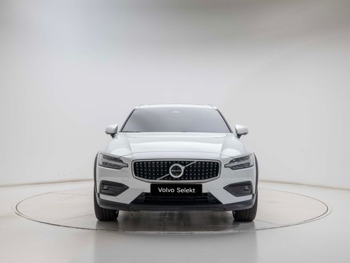 Volvo V60 B5 Ultra AWD — пробег 4 764 км — фото 3 из 5