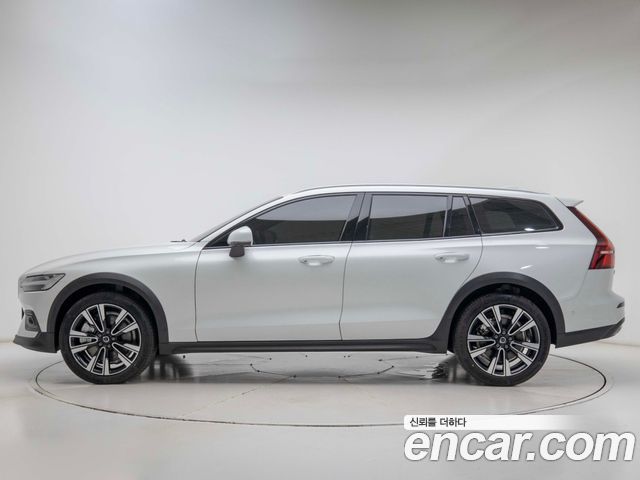 Volvo V60 B5 Ultra AWD — пробег 4 764 км — фото 4 из 5