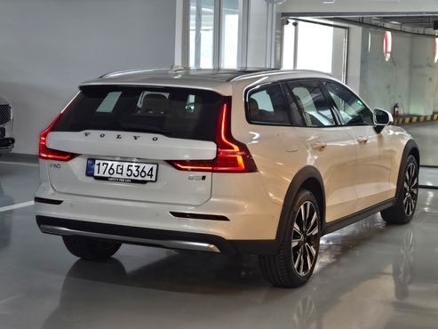 Volvo V60 B5 Ultra AWD — пробег 1 243 км — фото 2 из 5