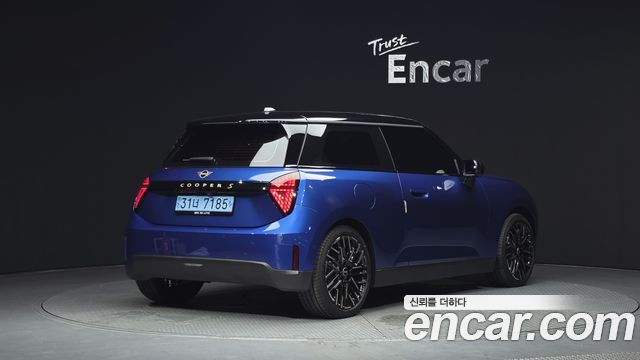 Mini Cooper SE Favoured — пробег 7 401 км — фото 2 из 5