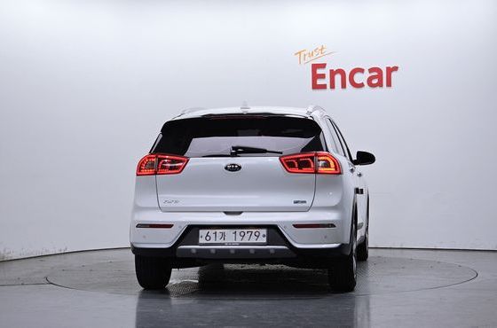 Kia Niro Prestige — пробег 157 392 км — фото 4 из 5