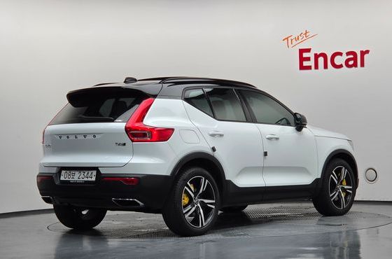 Volvo XC40 T4 R-Design — пробег 70 661 км — фото 2 из 5