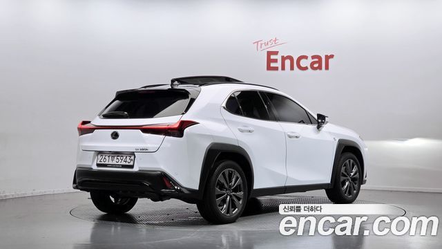 Lexus UX 2.0 F-Sport 2WD — пробег 22 246 км — фото 2 из 5