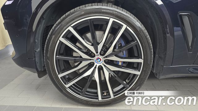 BMW X5 M50i — пробег 64 377 км — фото 5 из 5