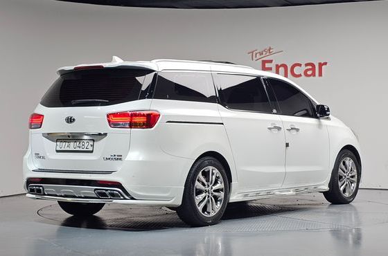Kia Carnival 7-seater Limousine VIP — пробег 85 608 км — фото 2 из 5