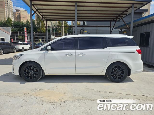 Kia Carnival 7-Seater Limousine VIP — пробег 136 000 км — фото 3 из 5