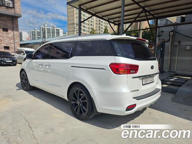 Kia Carnival 7-Seater Limousine VIP — пробег 136 000 км — фото 4 из 5