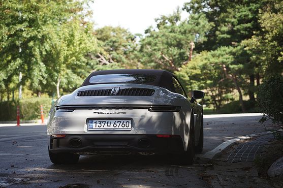 Porsche 911 Carrera 4 GTS Cabriolet — пробег 5 847 км — фото 3 из 5
