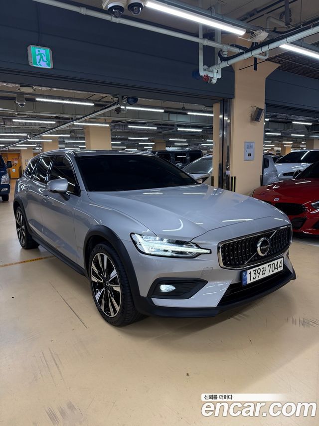 Volvo V60 B5 Ultimate AWD — пробег 50 700 км — фото 1 из 5