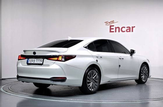 Lexus ES Luxury Plus — пробег 23 635 км — фото 2 из 5