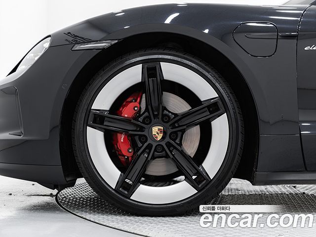 Porsche Taycan 4S — пробег 17 660 км — фото 5 из 5