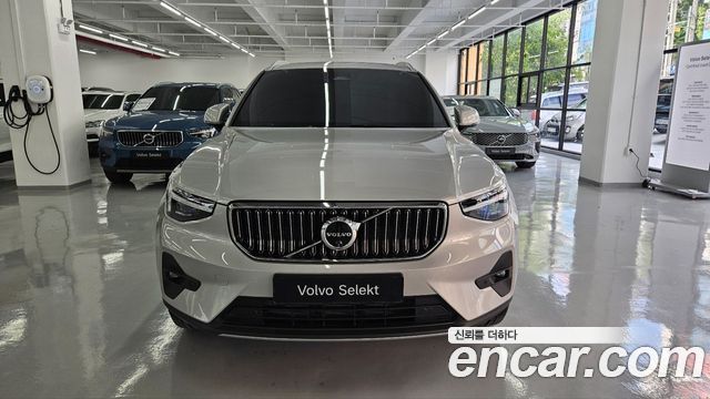 Volvo XC40 B4 Ultra Bright — пробег 8 701 км — фото 3 из 5