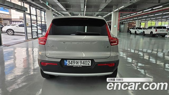 Volvo XC40 B4 Ultra Bright — пробег 8 701 км — фото 4 из 5