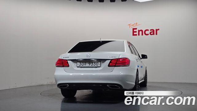 Mercedes-Benz E-Class E220 Bluetec Avantgarde Sport — пробег 150 745 км — фото 4 из 5